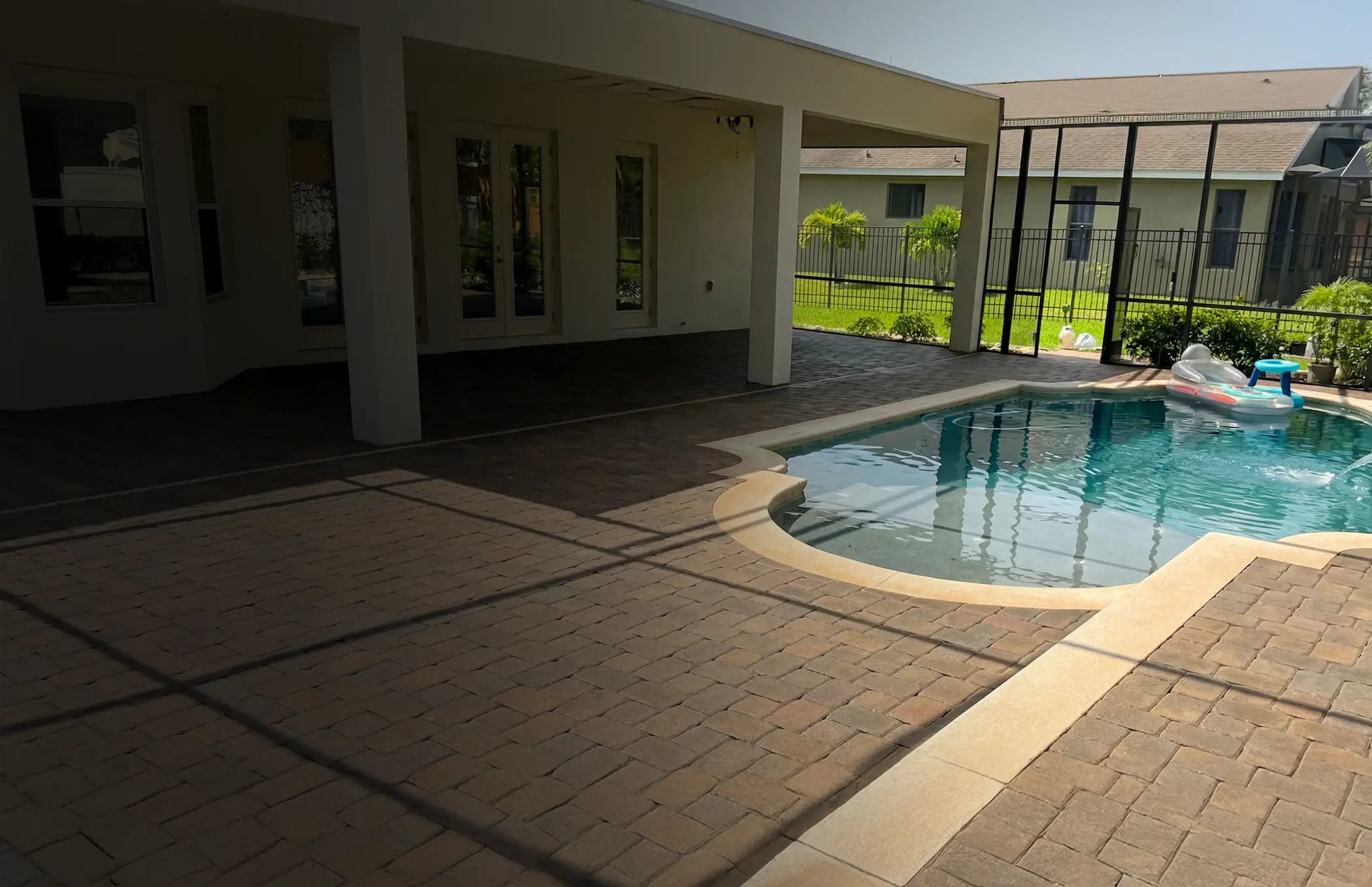 Nuestros Servicios <br /> <span class='text-secondary text-[32px] sm:text-[54px] lg:text-[60px] 3xl:text-[80px] leading-[110%] font-medium capitalize font-title'> Profesionales de Limpieza </span>